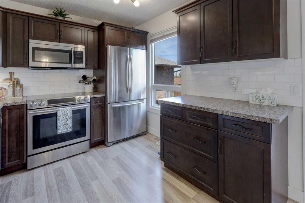 8320 Centre Street Ne, Calgary, AB - Indoor Photo Showing Kitchen With Upgraded Kitchen