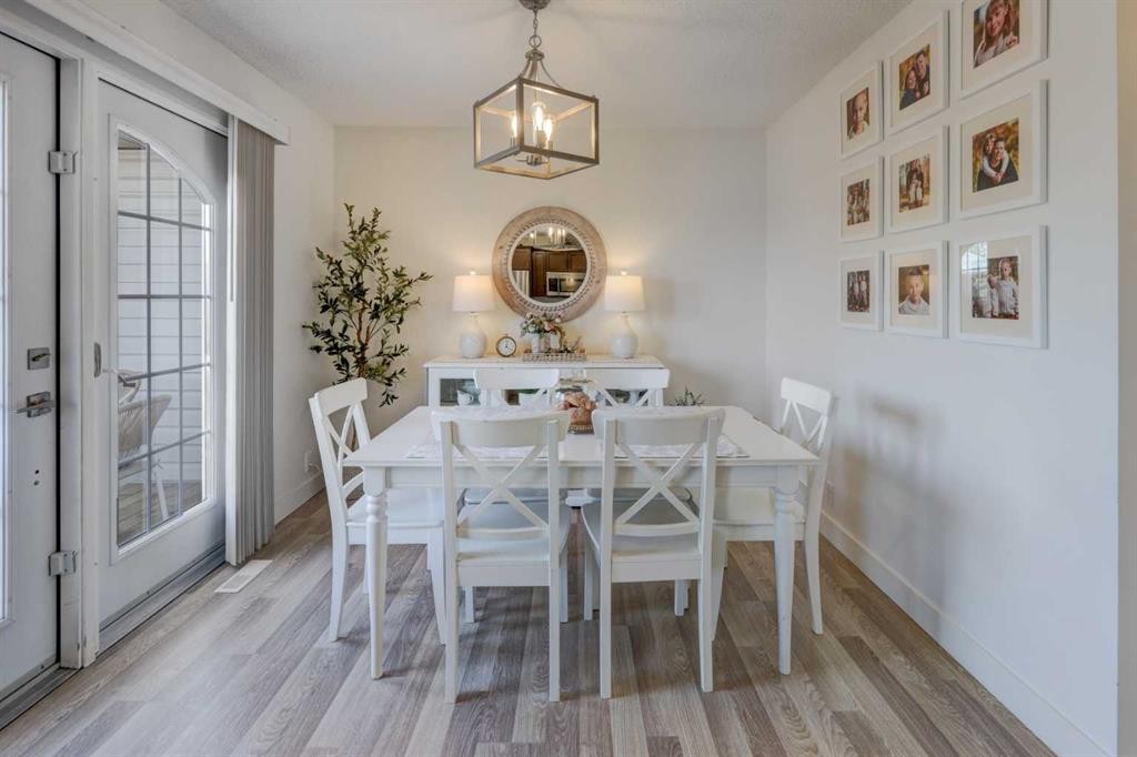 8320 Centre Street Ne, Calgary, AB - Indoor Photo Showing Dining Room