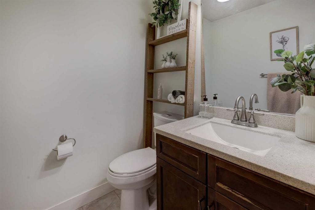 8320 Centre Street Ne, Calgary, AB - Indoor Photo Showing Bathroom