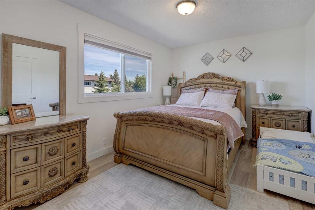 8320 Centre Street Ne, Calgary, AB - Indoor Photo Showing Bedroom
