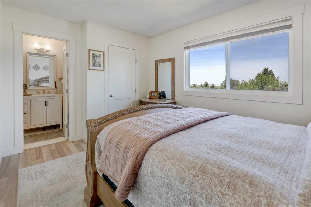 8320 Centre Street Ne, Calgary, AB - Indoor Photo Showing Bedroom