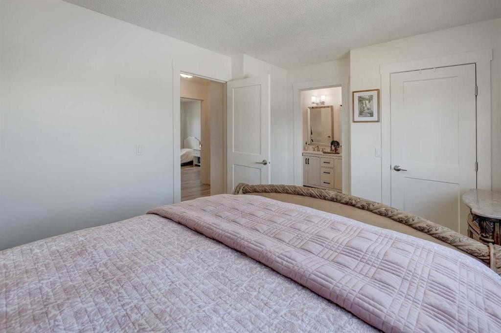 8320 Centre Street Ne, Calgary, AB - Indoor Photo Showing Bedroom