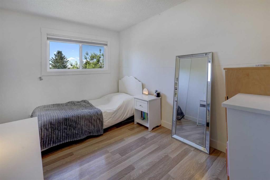 8320 Centre Street Ne, Calgary, AB - Indoor Photo Showing Bedroom