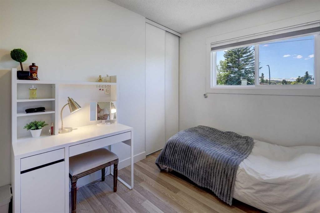 8320 Centre Street Ne, Calgary, AB - Indoor Photo Showing Bedroom