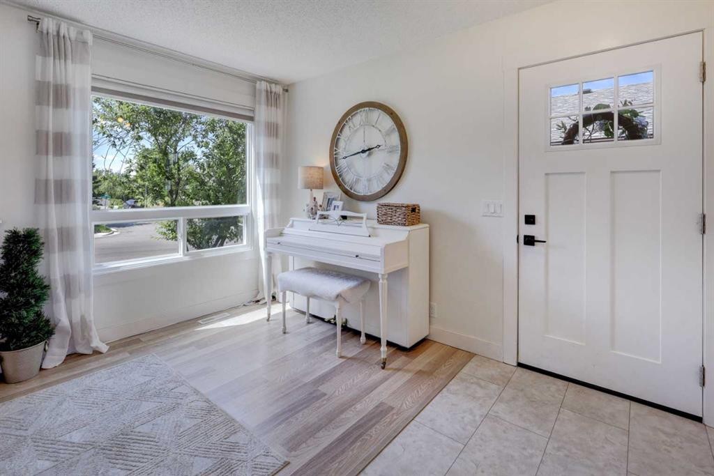 8320 Centre Street Ne, Calgary, AB - Indoor Photo Showing Other Room