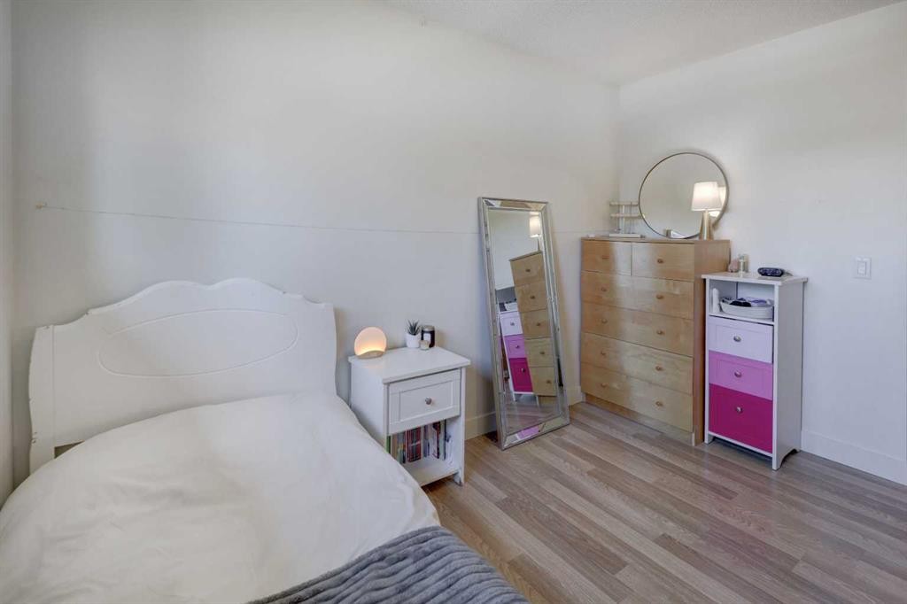 8320 Centre Street Ne, Calgary, AB - Indoor Photo Showing Bedroom