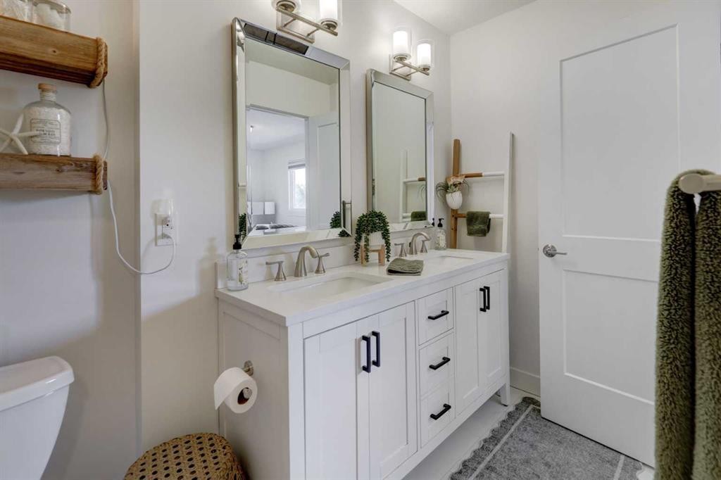 8320 Centre Street Ne, Calgary, AB - Indoor Photo Showing Bathroom