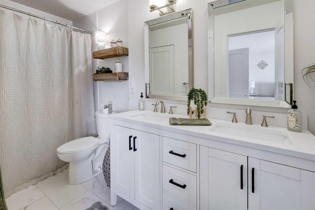 8320 Centre Street Ne, Calgary, AB - Indoor Photo Showing Bathroom