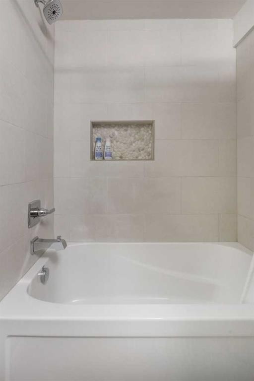 8320 Centre Street Ne, Calgary, AB - Indoor Photo Showing Bathroom