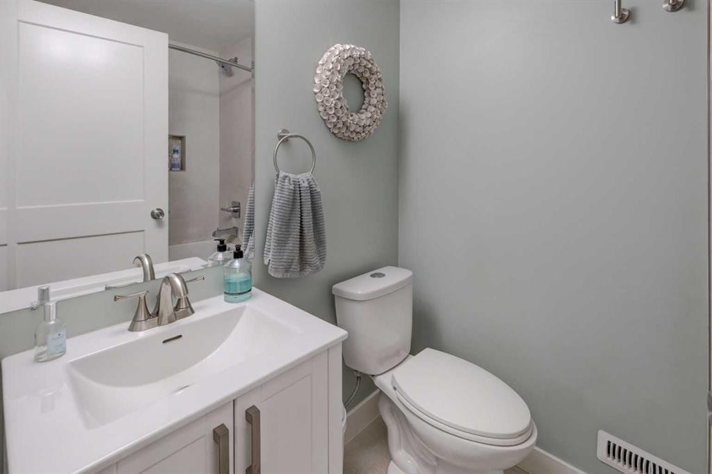 8320 Centre Street Ne, Calgary, AB - Indoor Photo Showing Bathroom