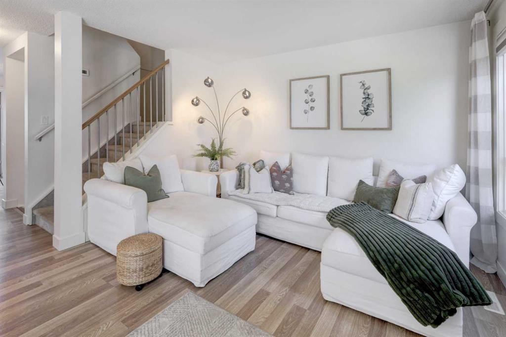 8320 Centre Street Ne, Calgary, AB - Indoor Photo Showing Living Room