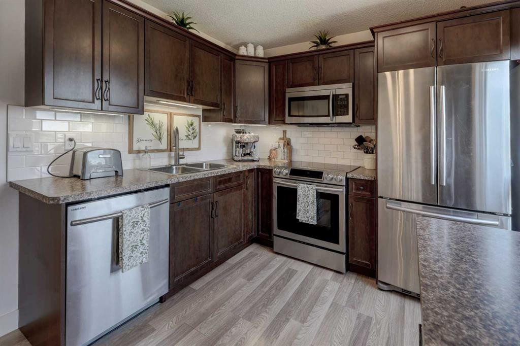 8320 Centre Street Ne, Calgary, AB - Indoor Photo Showing Kitchen With Double Sink