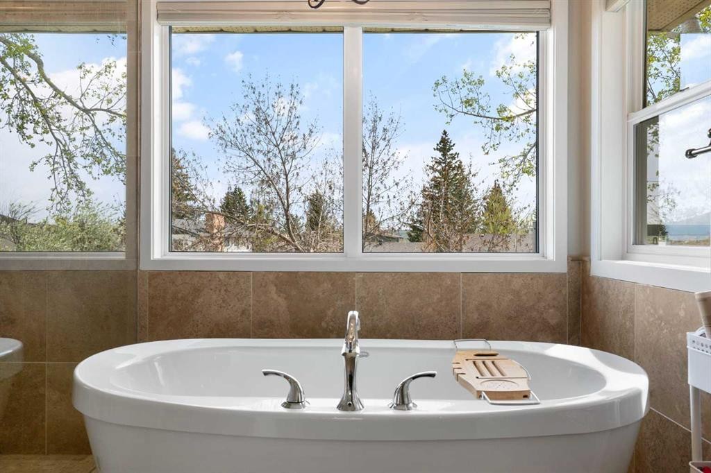 476 Silvergrove Gardens Nw, Calgary, AB