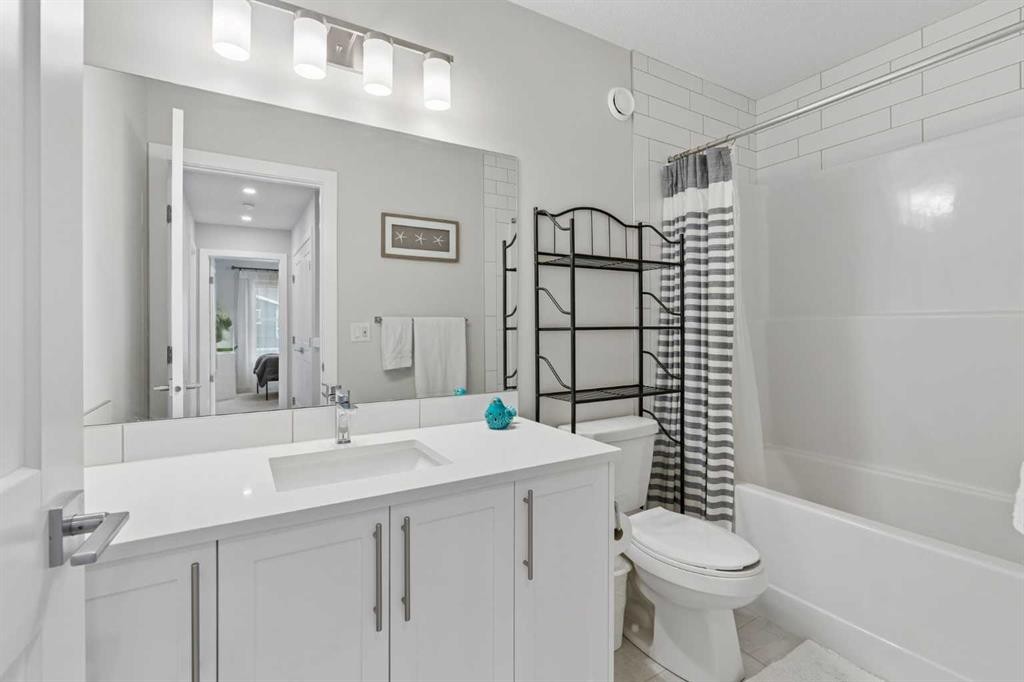 711 Crestridge Common Sw, Calgary, AB