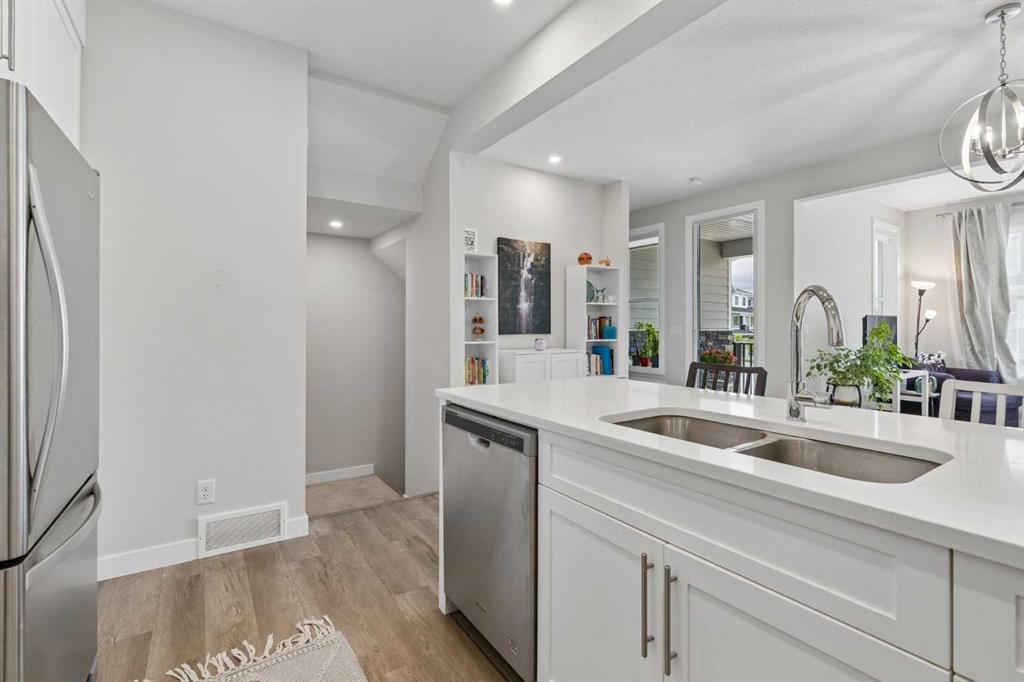 711 Crestridge Common Sw, Calgary, AB