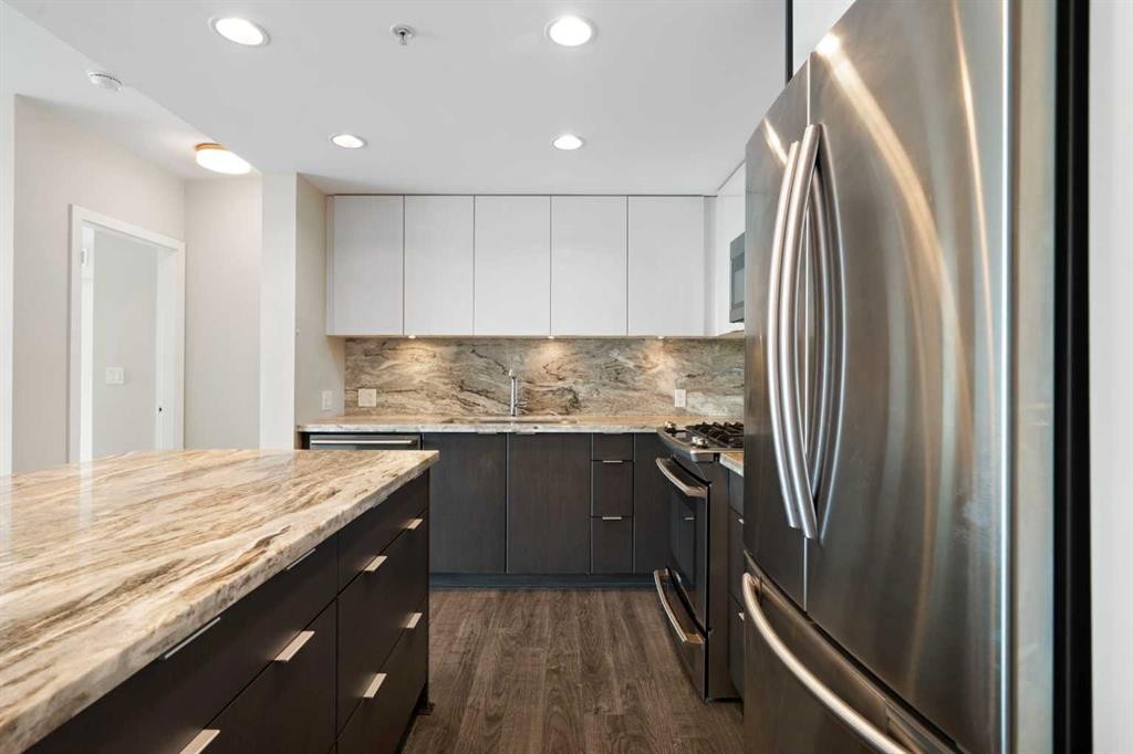 1004-519 Riverfront Avenue Se, Calgary, AB - Indoor Photo Showing Kitchen With Stainless Steel Kitchen With Upgraded Kitchen