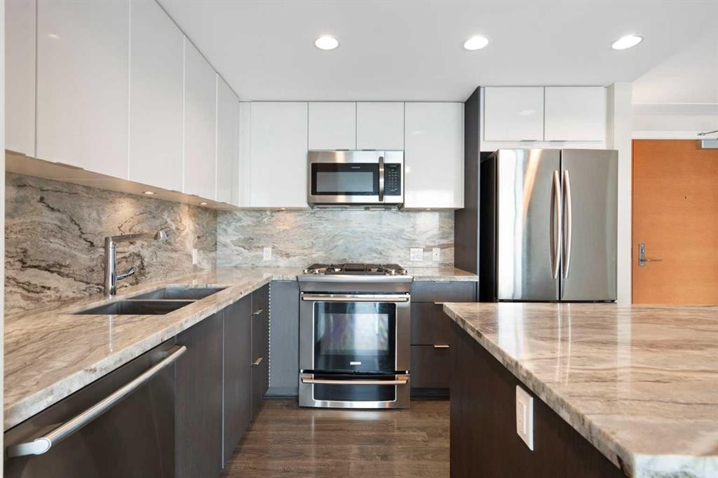 1004-519 Riverfront Avenue Se, Calgary, AB - Indoor Photo Showing Kitchen With Stainless Steel Kitchen With Double Sink With Upgraded Kitchen