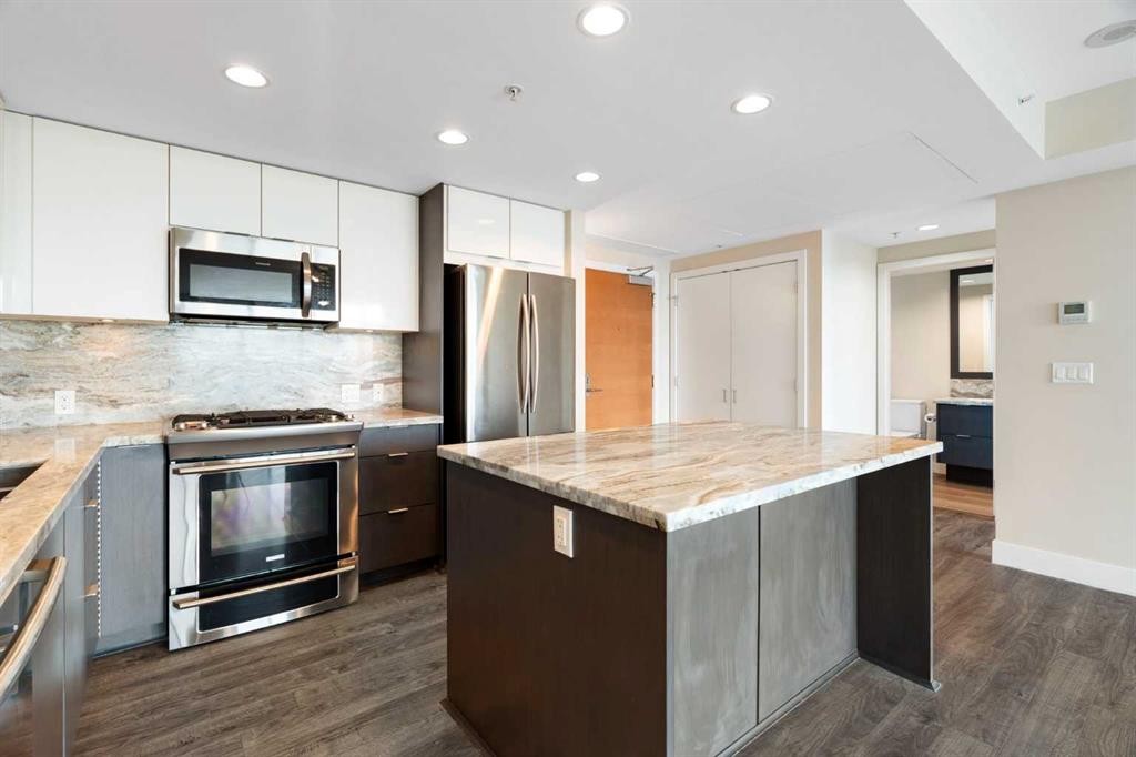 1004-519 Riverfront Avenue Se, Calgary, AB - Indoor Photo Showing Kitchen With Stainless Steel Kitchen With Upgraded Kitchen