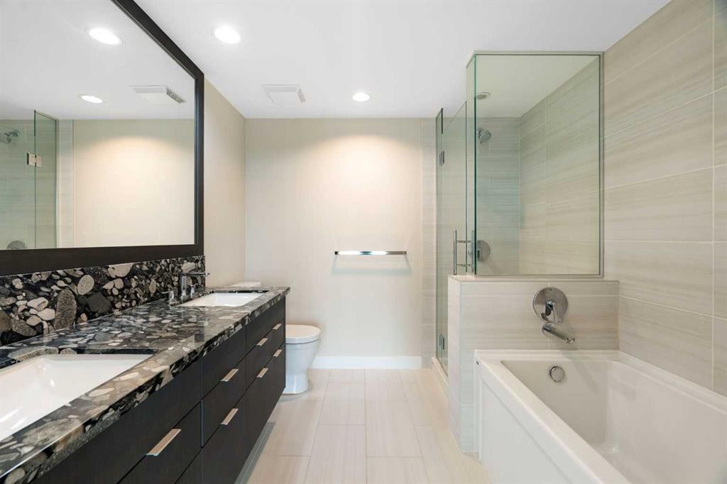 1004-519 Riverfront Avenue Se, Calgary, AB - Indoor Photo Showing Bathroom