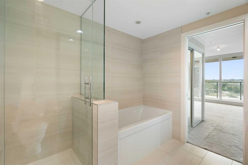 1004-519 Riverfront Avenue Se, Calgary, AB - Indoor Photo Showing Bathroom