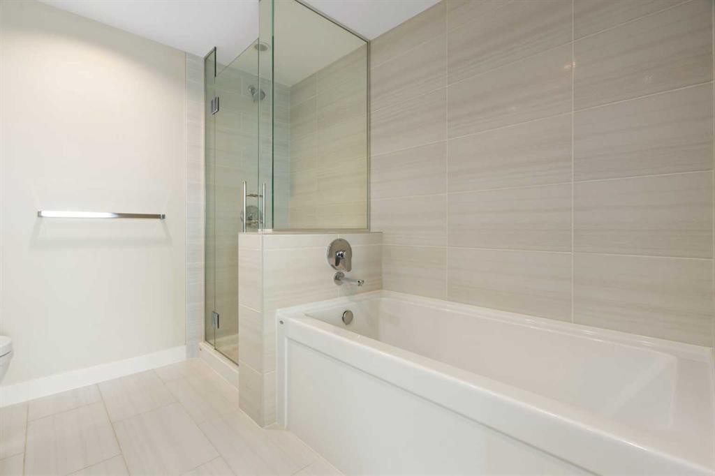 1004-519 Riverfront Avenue Se, Calgary, AB - Indoor Photo Showing Bathroom