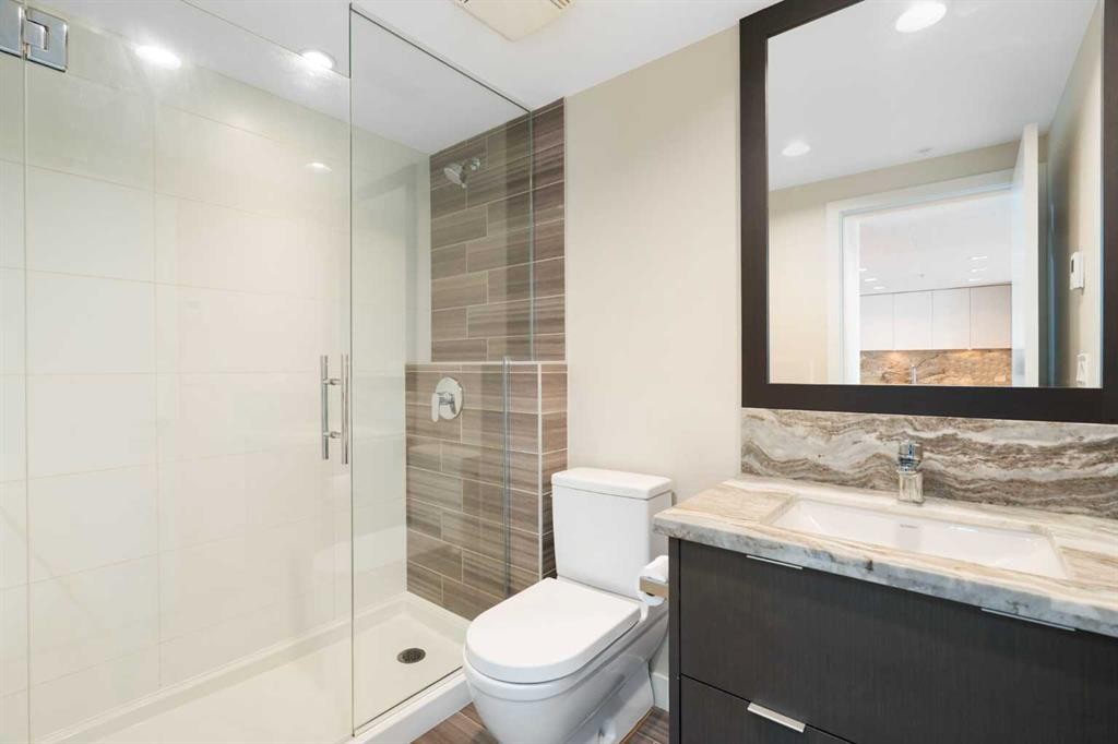 1004-519 Riverfront Avenue Se, Calgary, AB - Indoor Photo Showing Bathroom