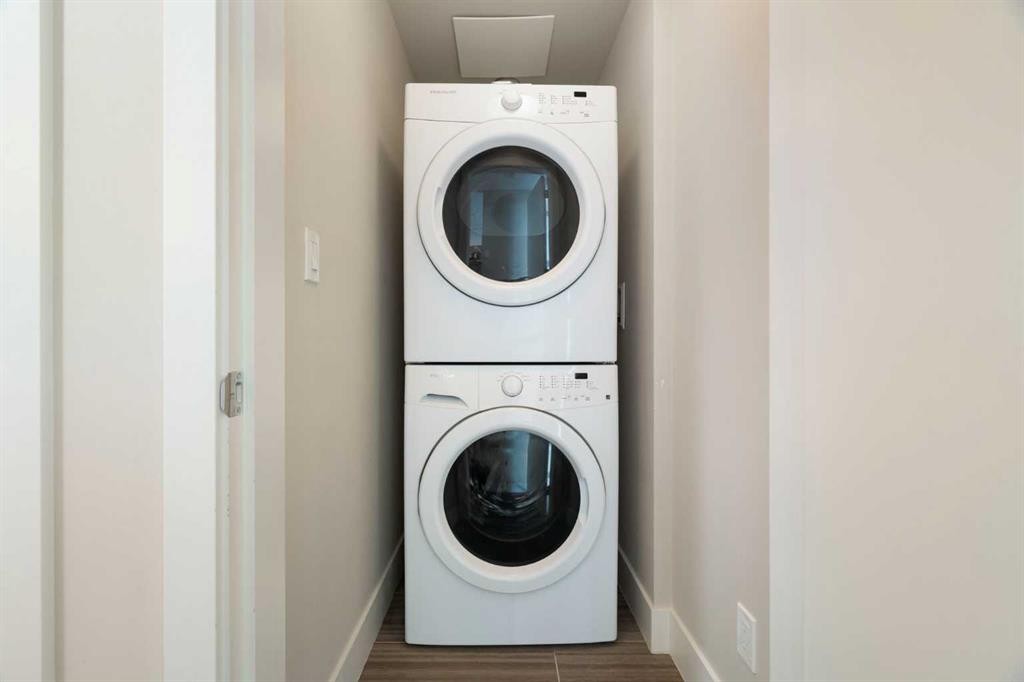 1004-519 Riverfront Avenue Se, Calgary, AB - Indoor Photo Showing Laundry Room