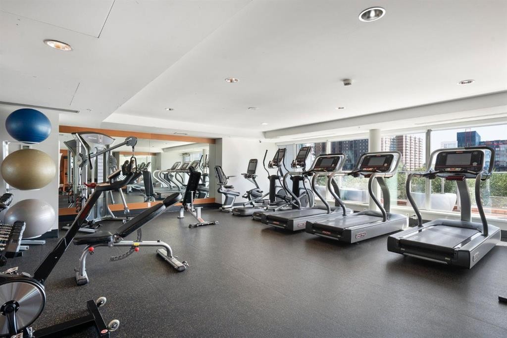 1004-519 Riverfront Avenue Se, Calgary, AB - Indoor Photo Showing Gym Room