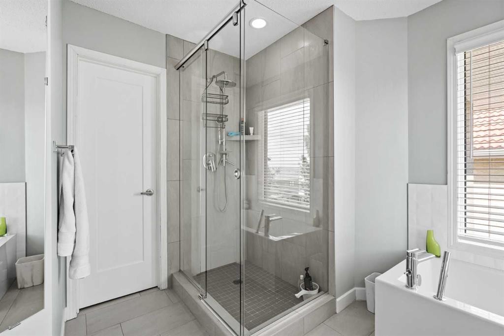107 Edgebrook Circle Nw, Calgary, AB - Indoor Photo Showing Bathroom