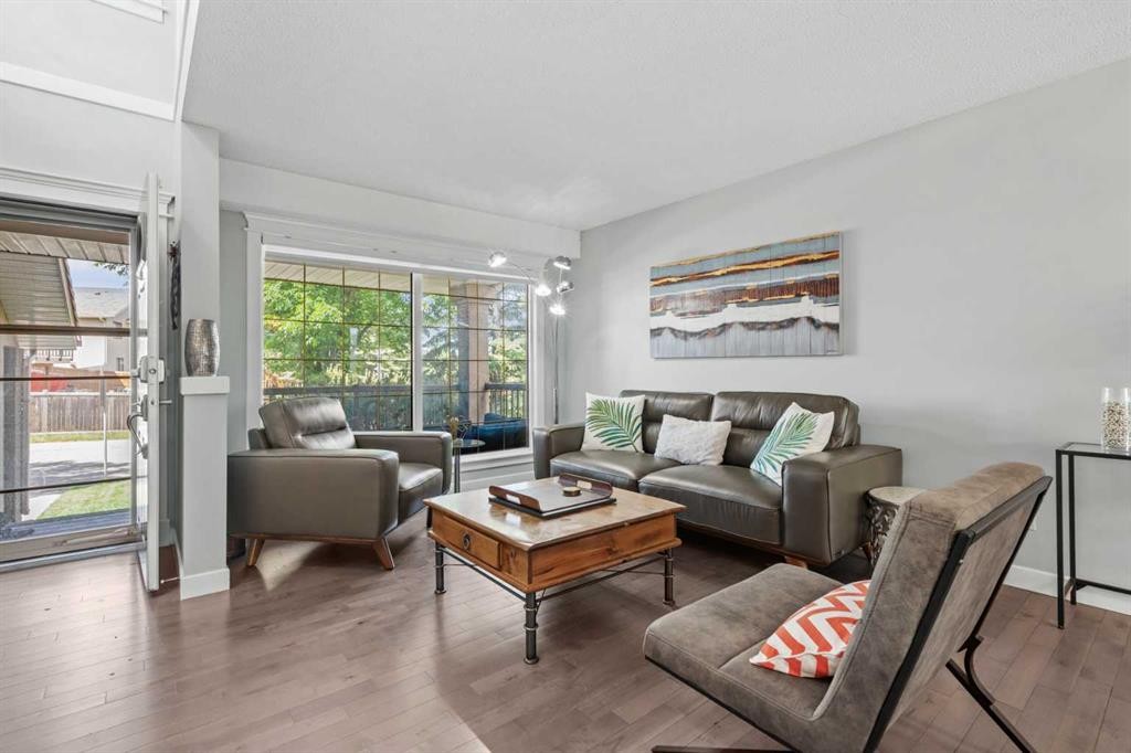 107 Edgebrook Circle Nw, Calgary, AB - Indoor Photo Showing Living Room