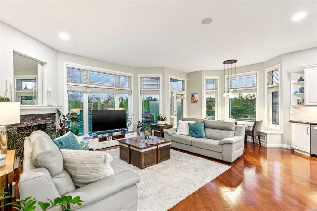 5 Royal Crest Terrace Nw, Calgary, AB - Indoor Photo Showing Living Room
