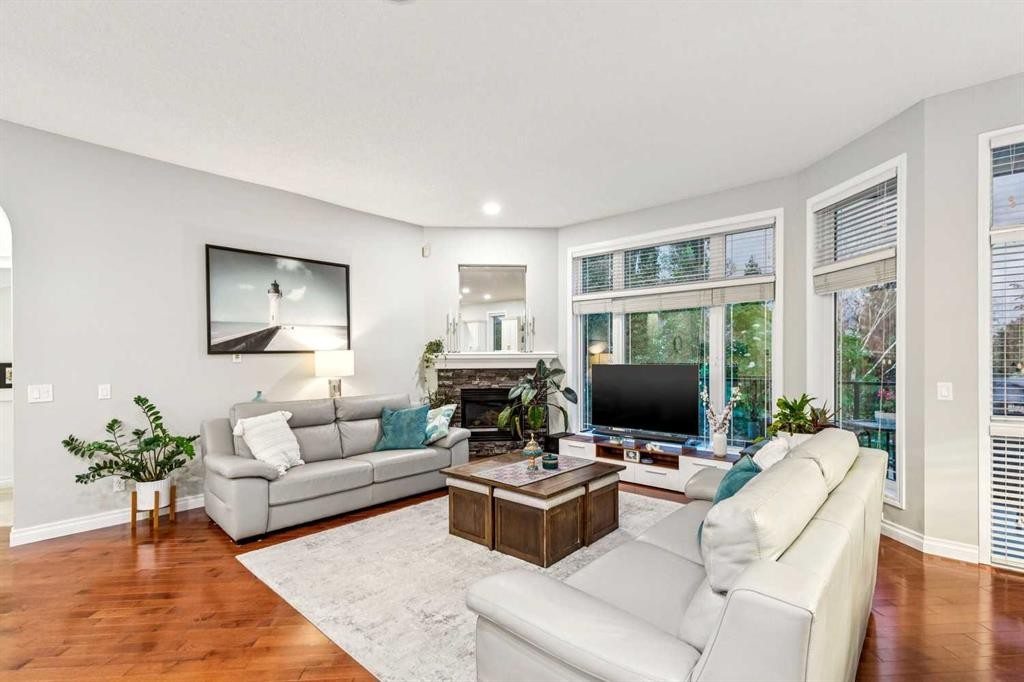 5 Royal Crest Terrace Nw, Calgary, AB - Indoor Photo Showing Living Room