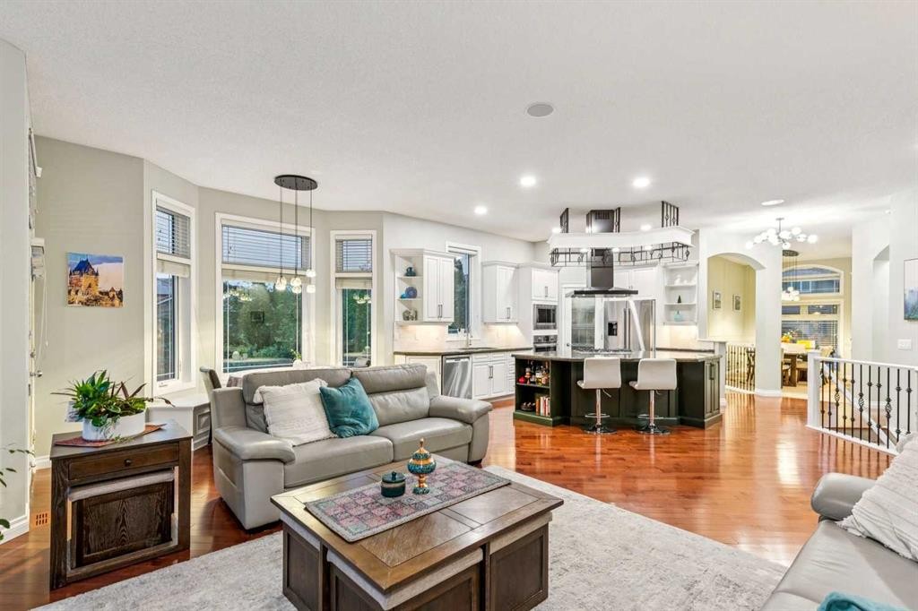 5 Royal Crest Terrace Nw, Calgary, AB - Indoor Photo Showing Living Room