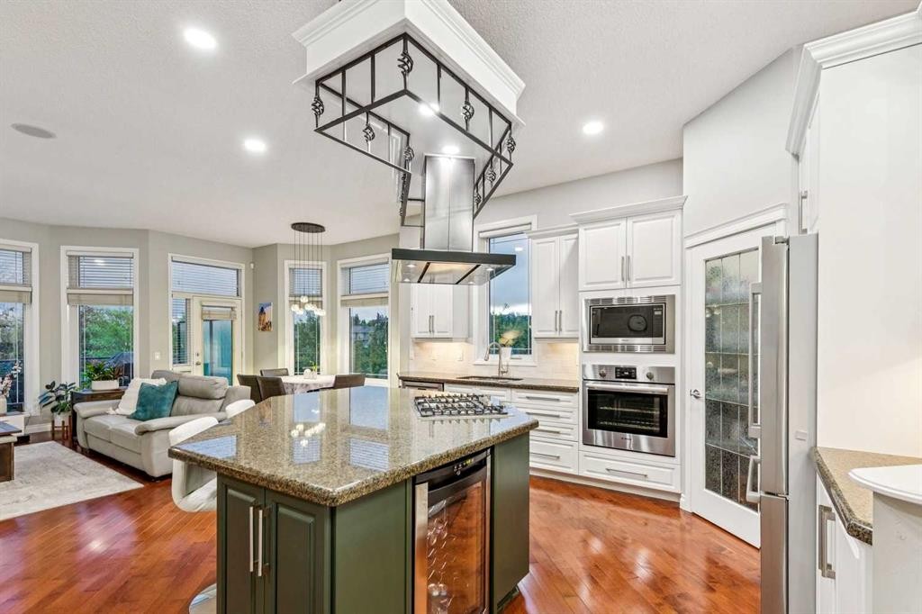 5 Royal Crest Terrace Nw, Calgary, AB - Indoor Photo Showing Kitchen With Upgraded Kitchen