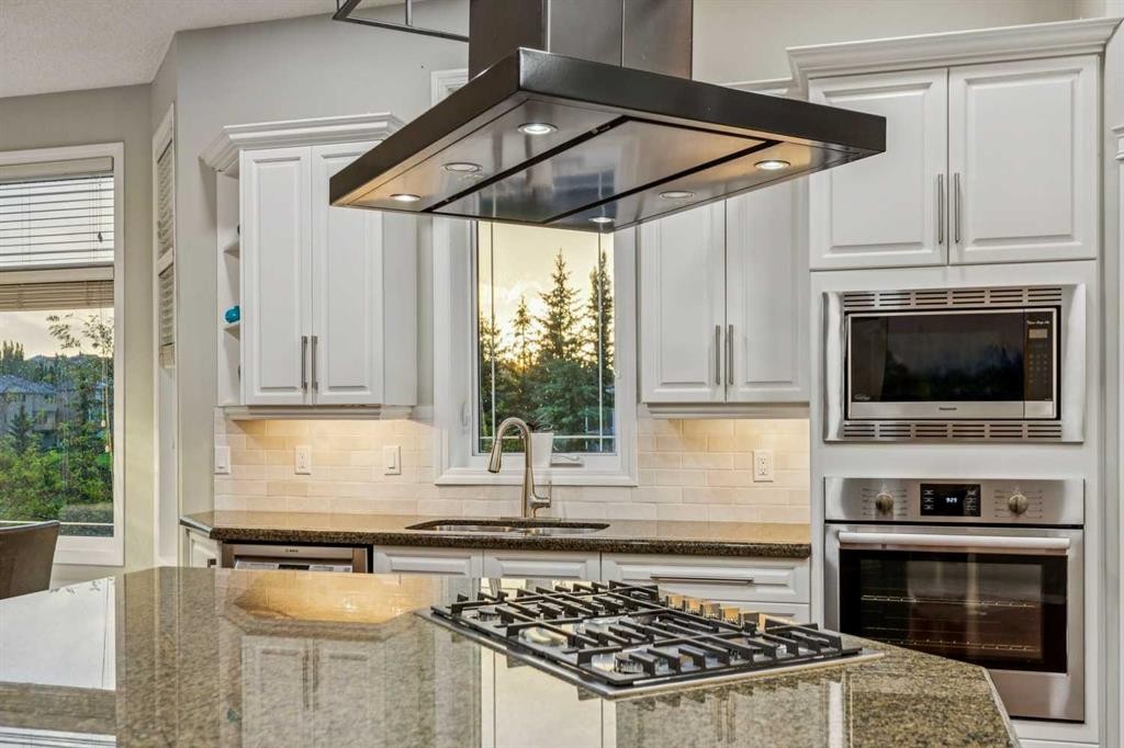 5 Royal Crest Terrace Nw, Calgary, AB - Indoor Photo Showing Kitchen With Upgraded Kitchen