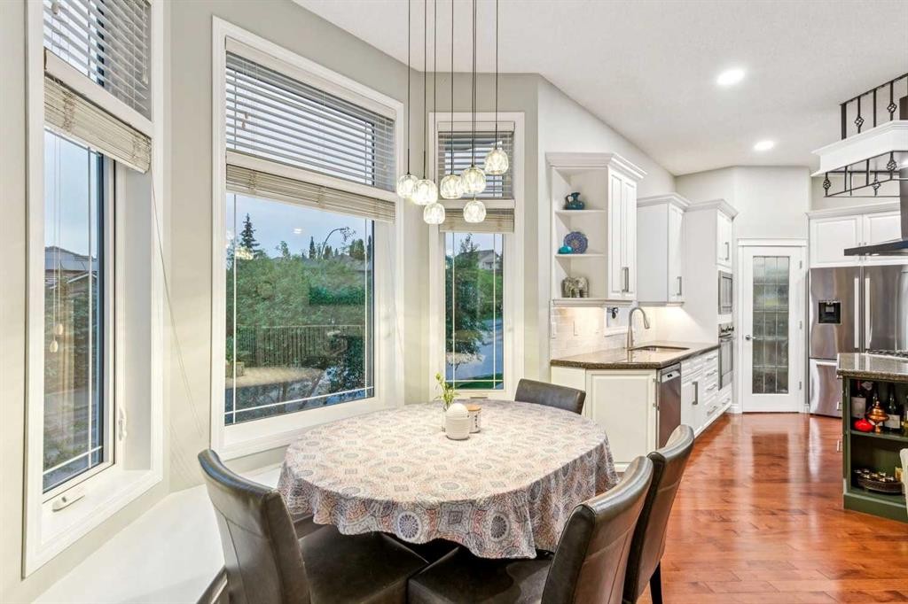 5 Royal Crest Terrace Nw, Calgary, AB - Indoor Photo Showing Dining Room