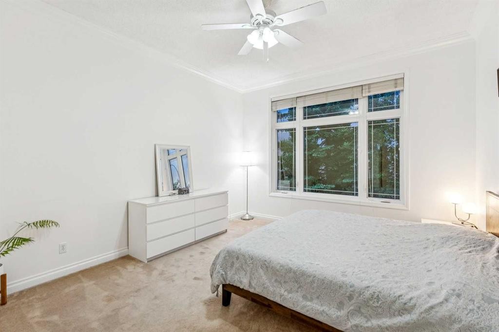 5 Royal Crest Terrace Nw, Calgary, AB - Indoor Photo Showing Bedroom
