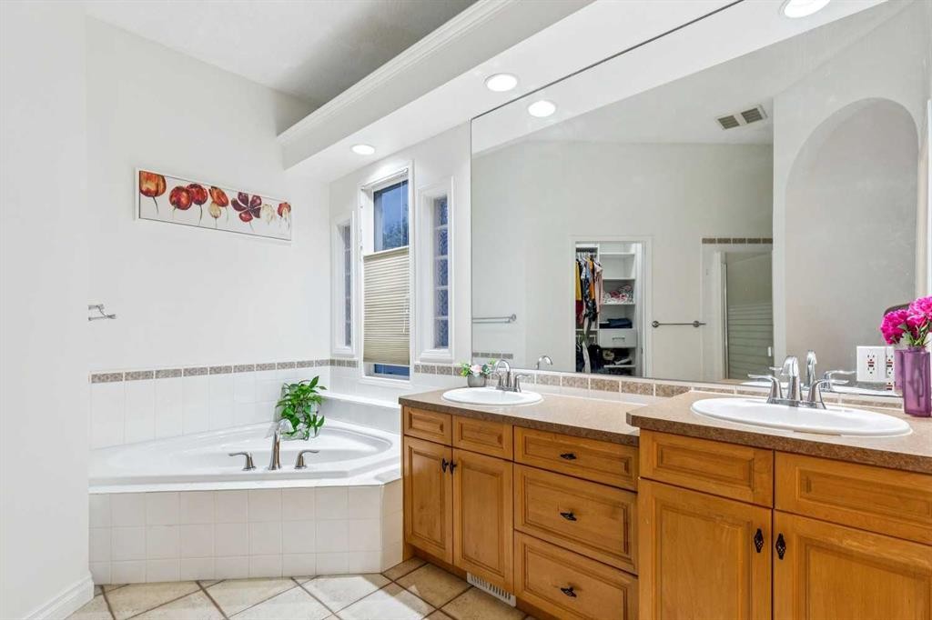 5 Royal Crest Terrace Nw, Calgary, AB - Indoor Photo Showing Bathroom