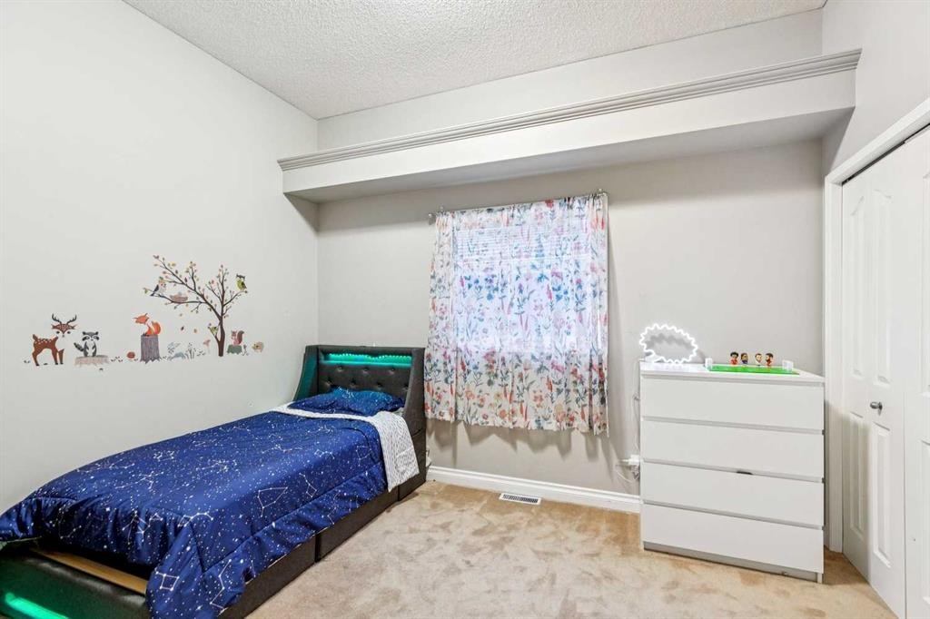 5 Royal Crest Terrace Nw, Calgary, AB - Indoor Photo Showing Bedroom