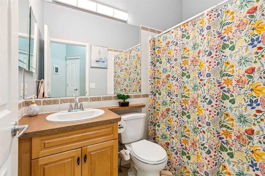 5 Royal Crest Terrace Nw, Calgary, AB - Indoor Photo Showing Bathroom