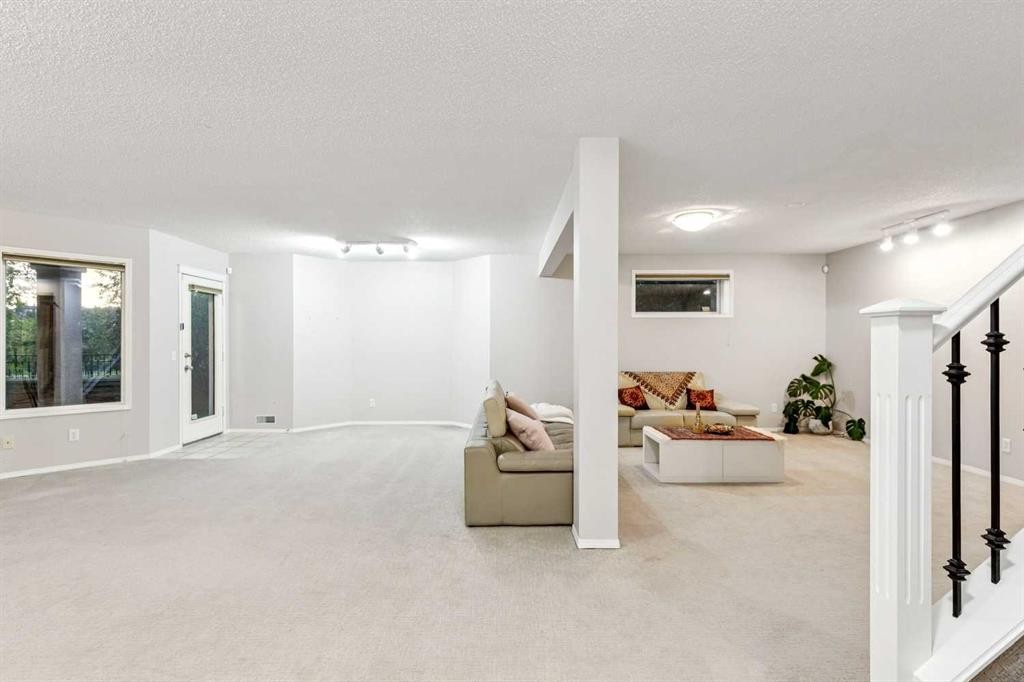 5 Royal Crest Terrace Nw, Calgary, AB - Indoor