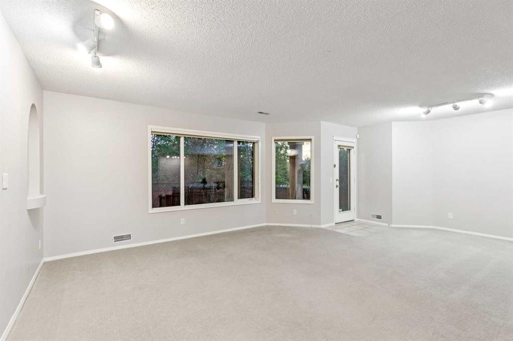 5 Royal Crest Terrace Nw, Calgary, AB - Indoor