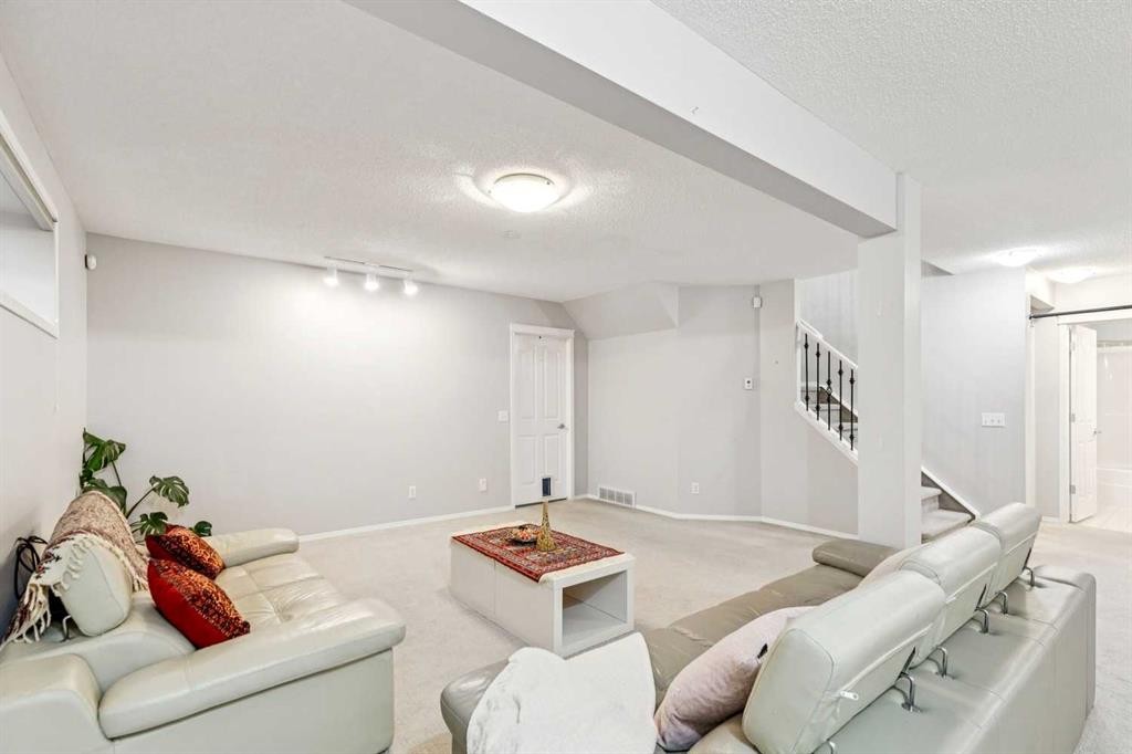5 Royal Crest Terrace Nw, Calgary, AB - Indoor