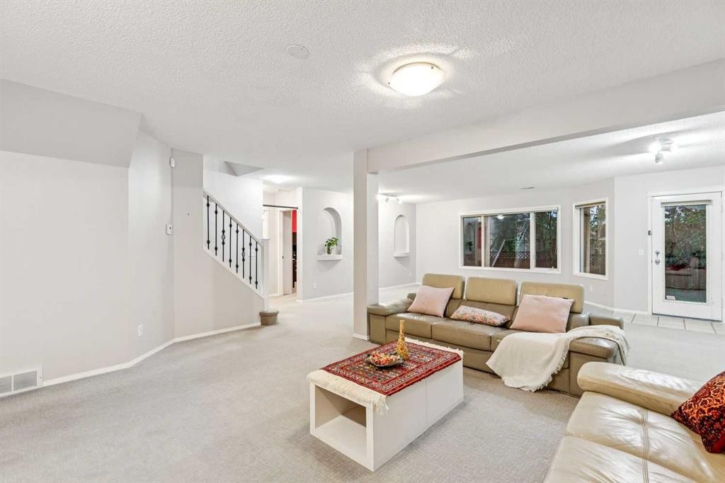 5 Royal Crest Terrace Nw, Calgary, AB - Indoor Photo Showing Living Room