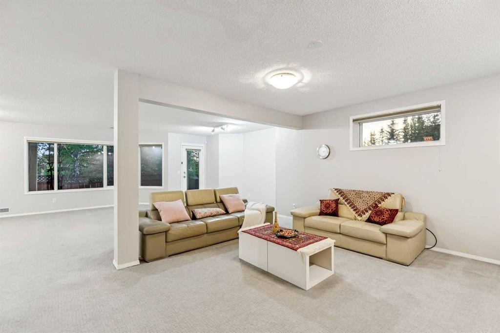 5 Royal Crest Terrace Nw, Calgary, AB - Indoor Photo Showing Living Room