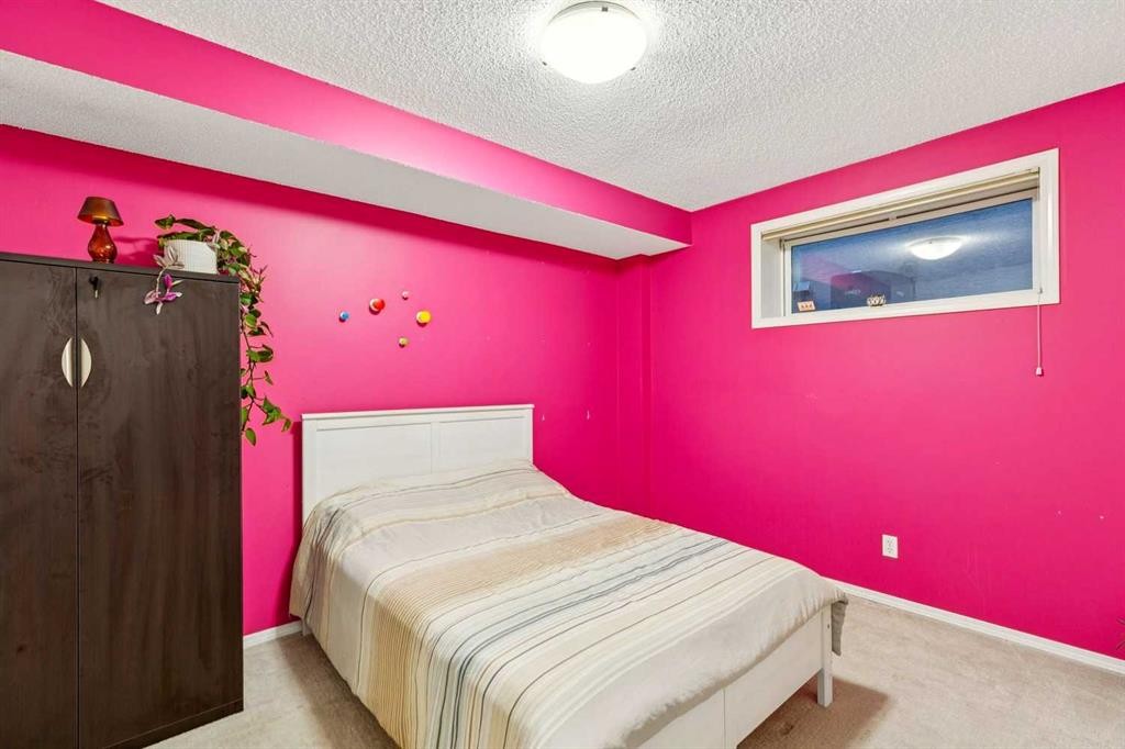 5 Royal Crest Terrace Nw, Calgary, AB - Indoor Photo Showing Bedroom