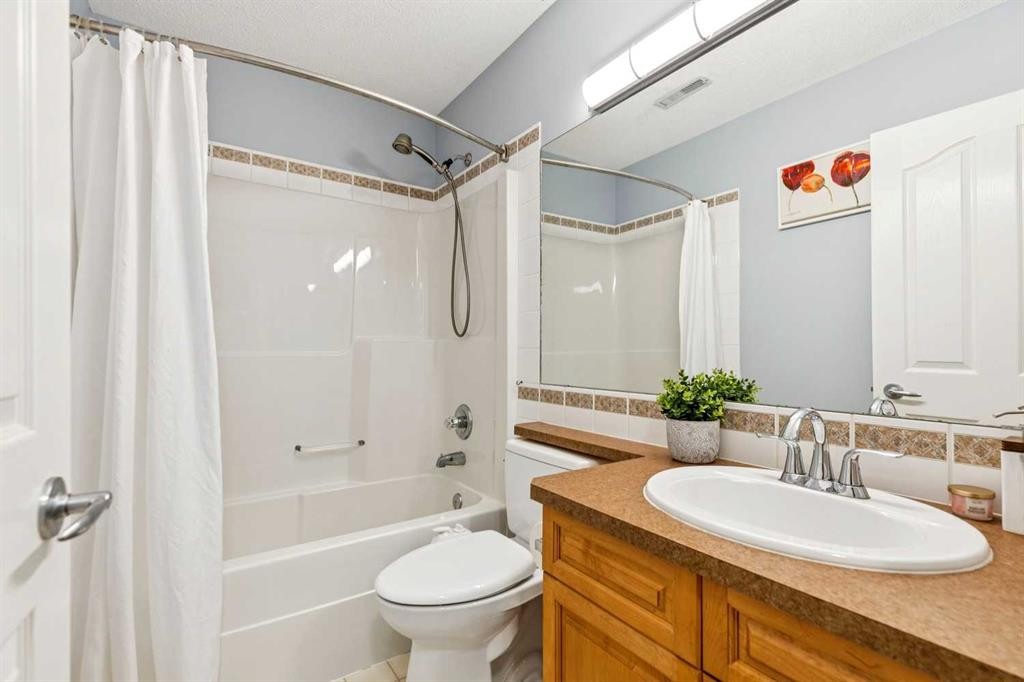 5 Royal Crest Terrace Nw, Calgary, AB - Indoor Photo Showing Bathroom