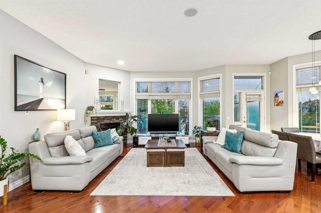 5 Royal Crest Terrace Nw, Calgary, AB - Indoor Photo Showing Living Room
