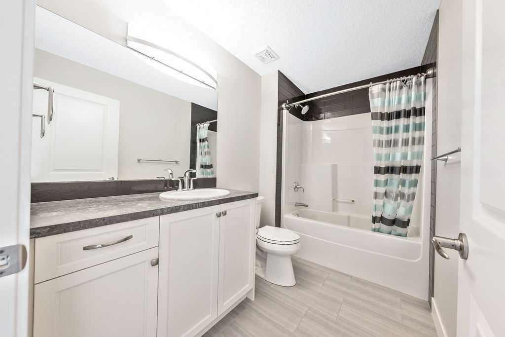 82 Panton View Nw, Calgary, AB - Indoor Photo Showing Bathroom