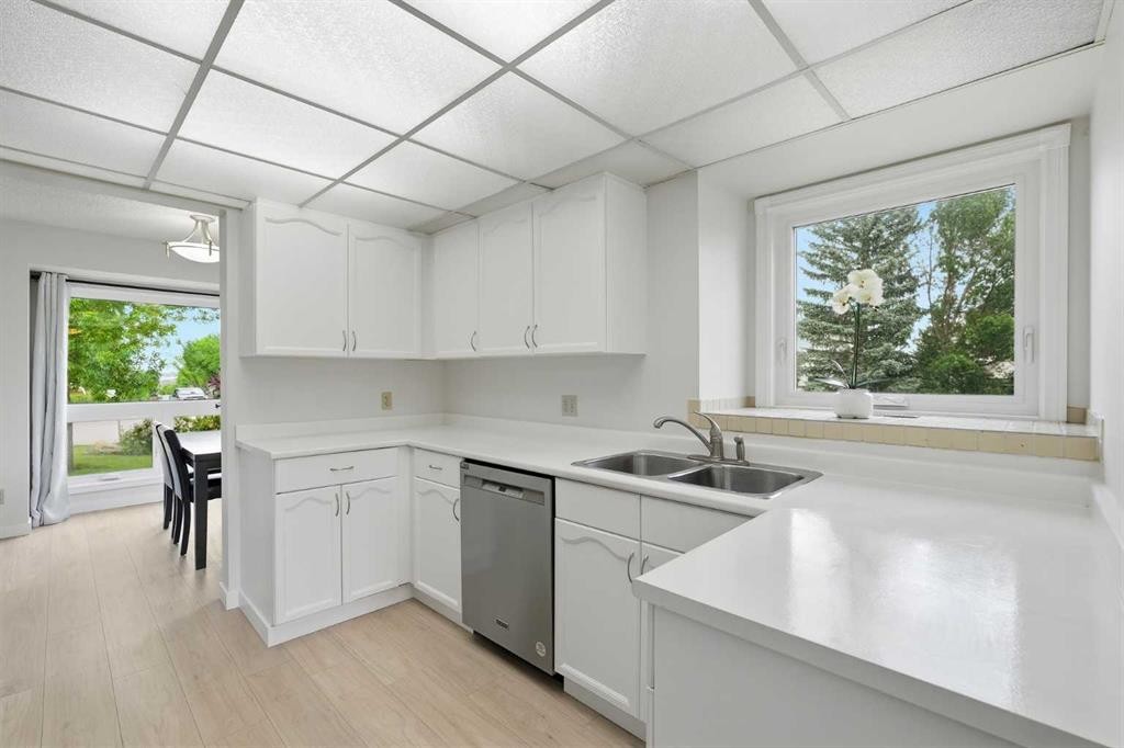 781 Sandringham Place Nw, Calgary, AB